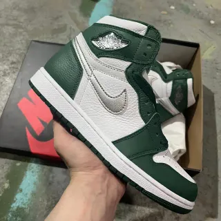 Tênis de basquete Air Jordan 1 High branco e verde com Metallic Swoosh
