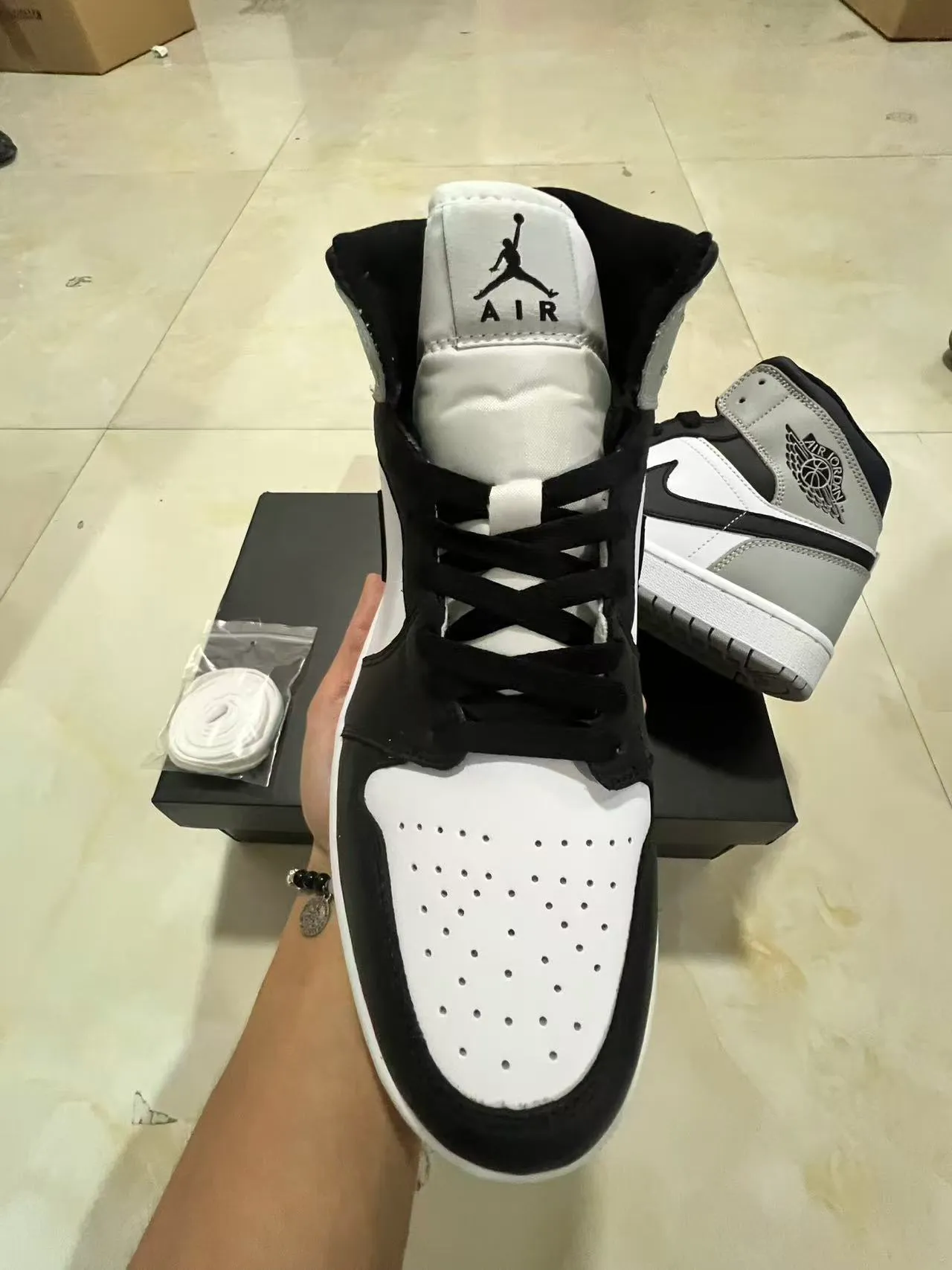 Air Jordan 1 High 狼灰黑白篮球鞋 3