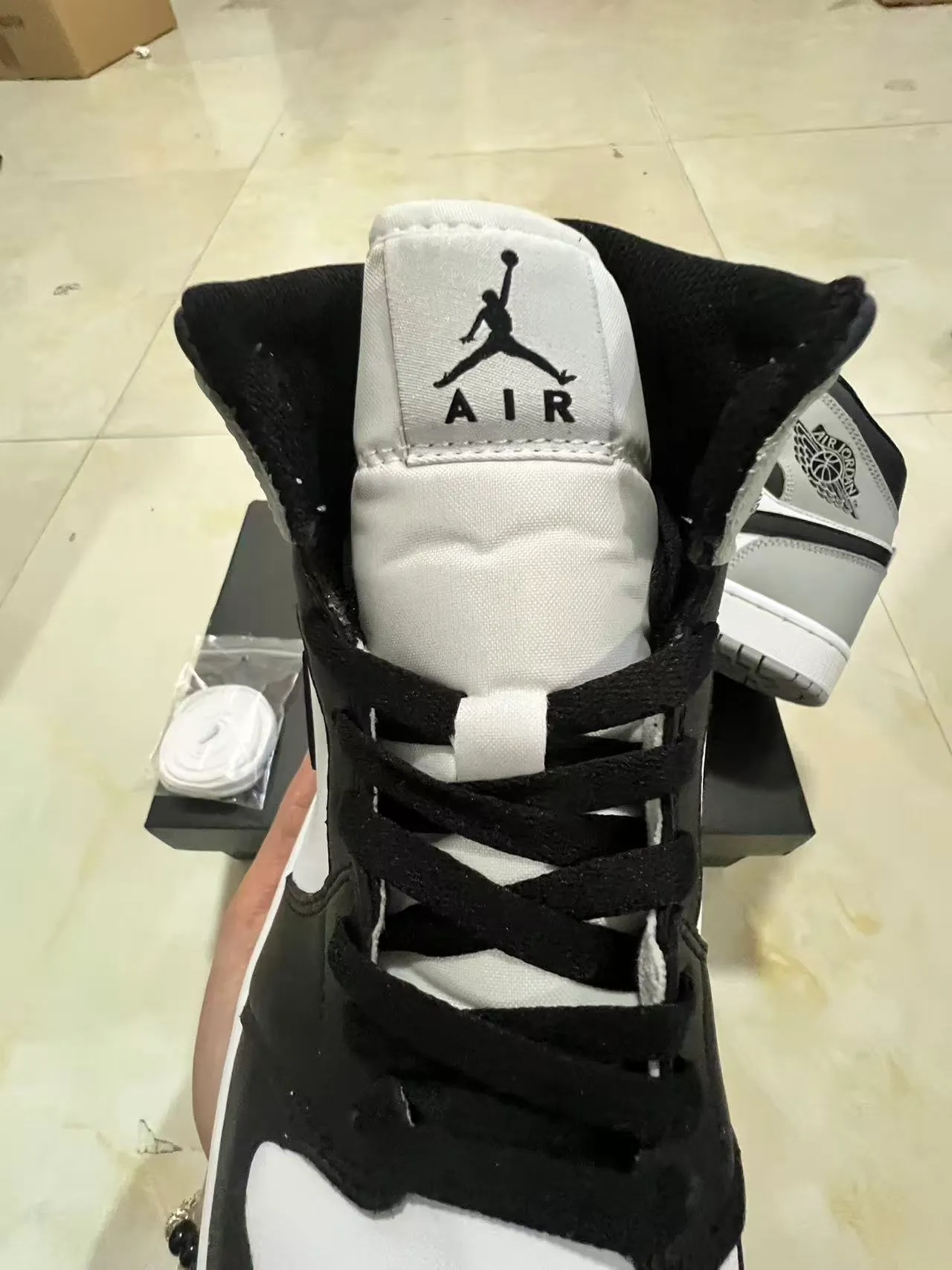 Air Jordan 1 High 狼灰黑白篮球鞋 4