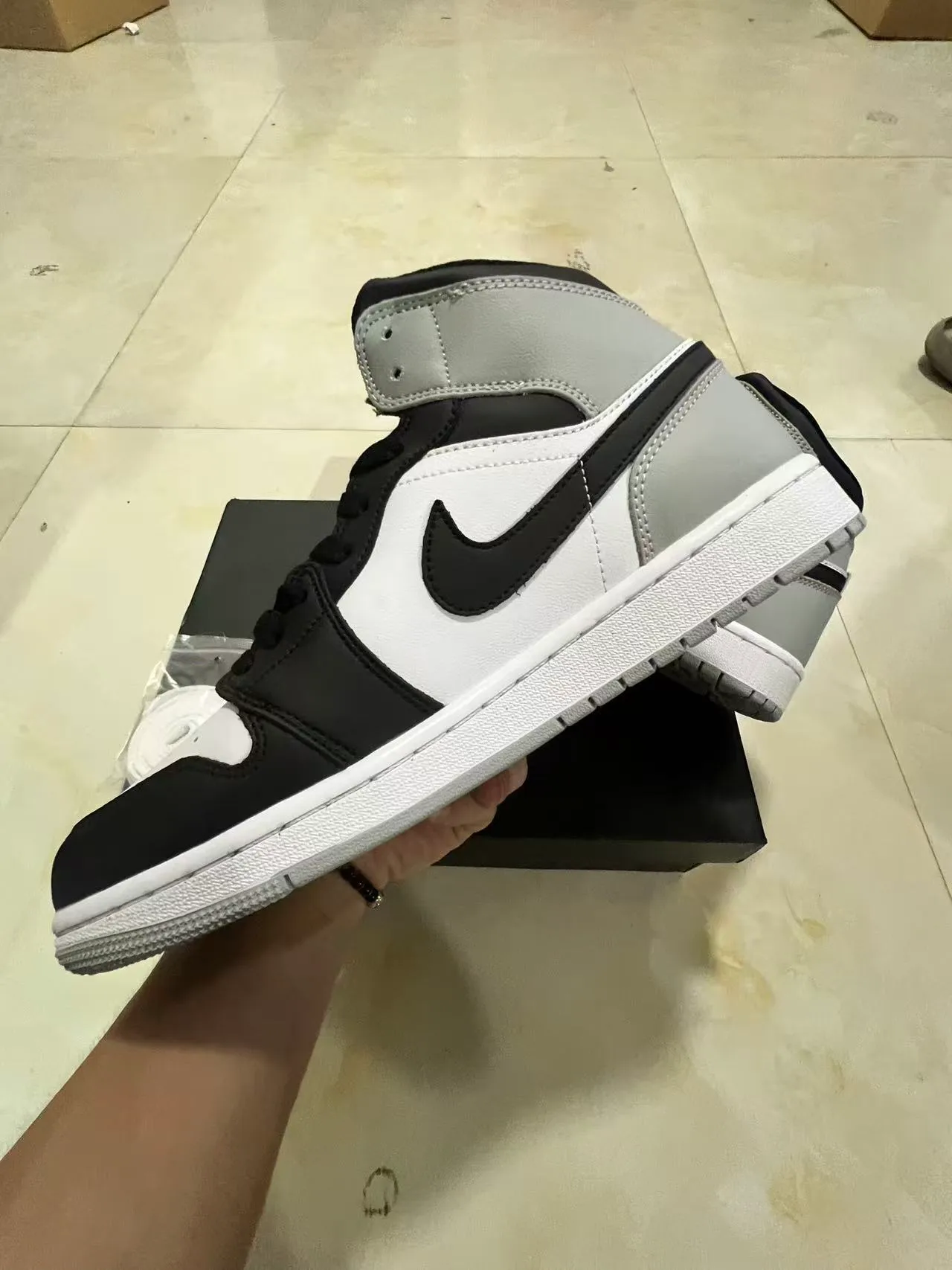 Air Jordan 1 High 狼灰黑白篮球鞋 5