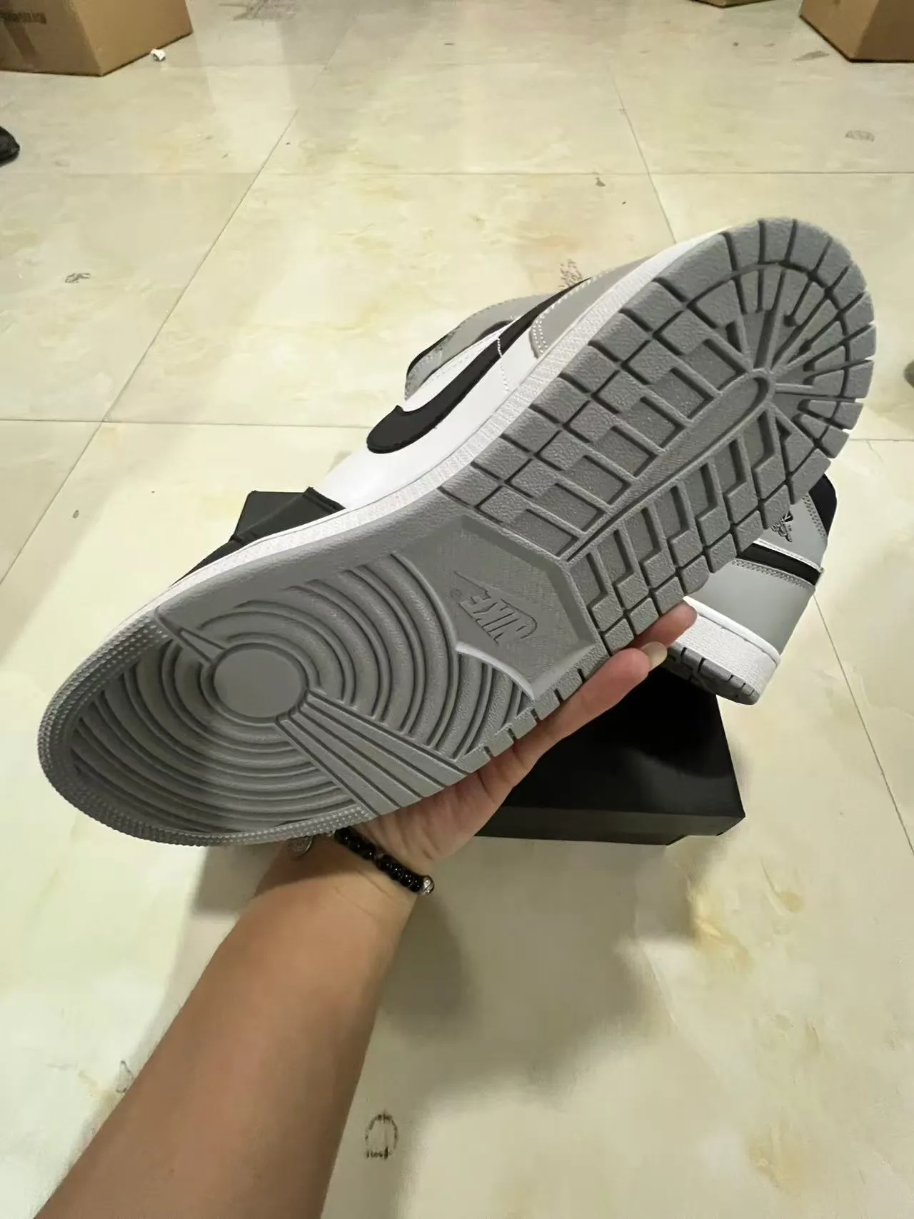 Air Jordan 1 High 狼灰黑白篮球鞋 6