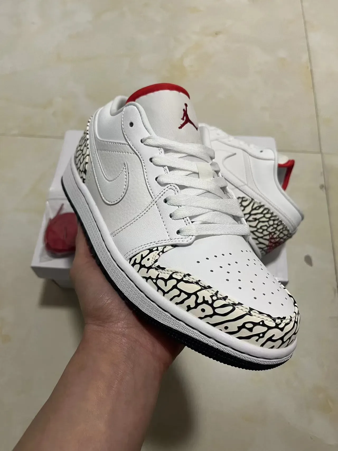 Air Jordan 1 Low Elephant Print Blanco Negro Rojo Zapatillas Lifestyle 2