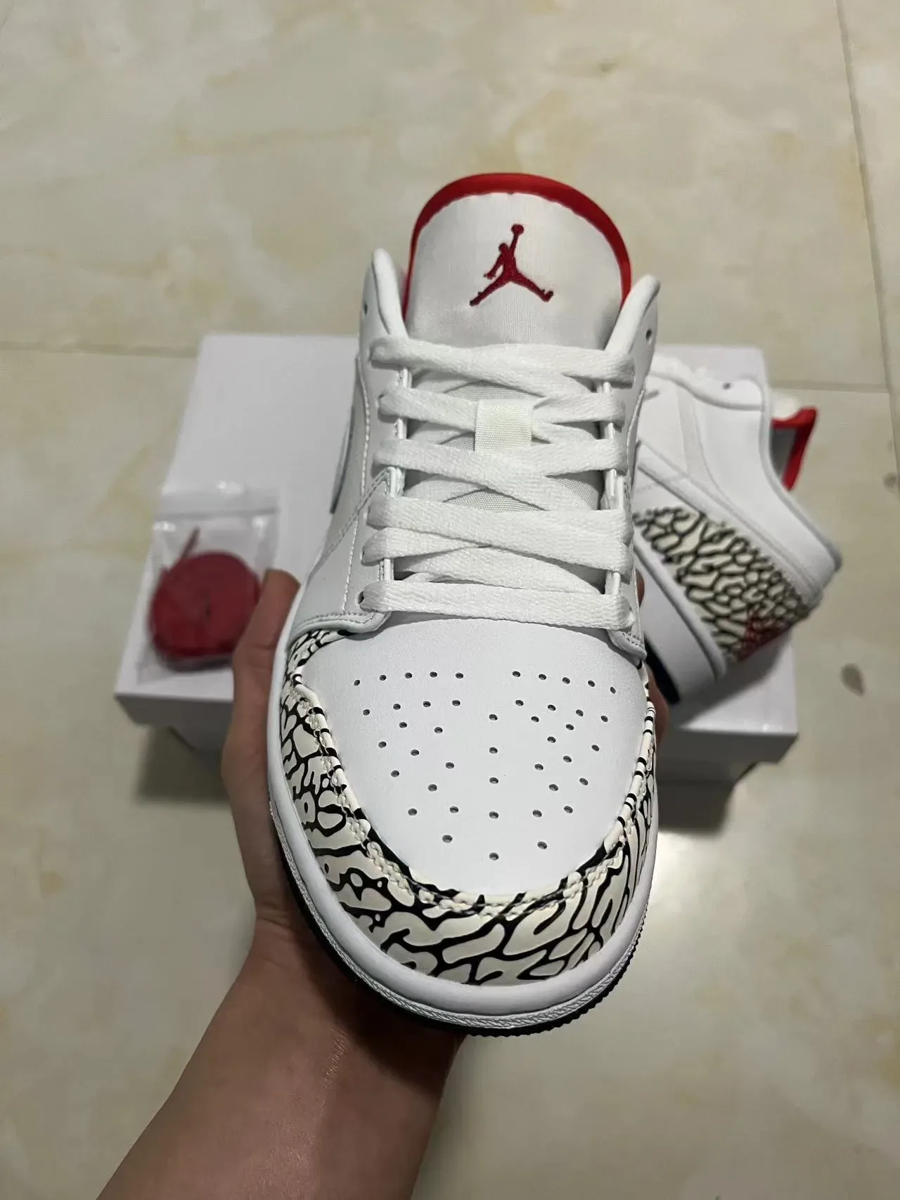 Air Jordan 1 Low Elephant Print Blanco Negro Rojo Zapatillas Lifestyle 3