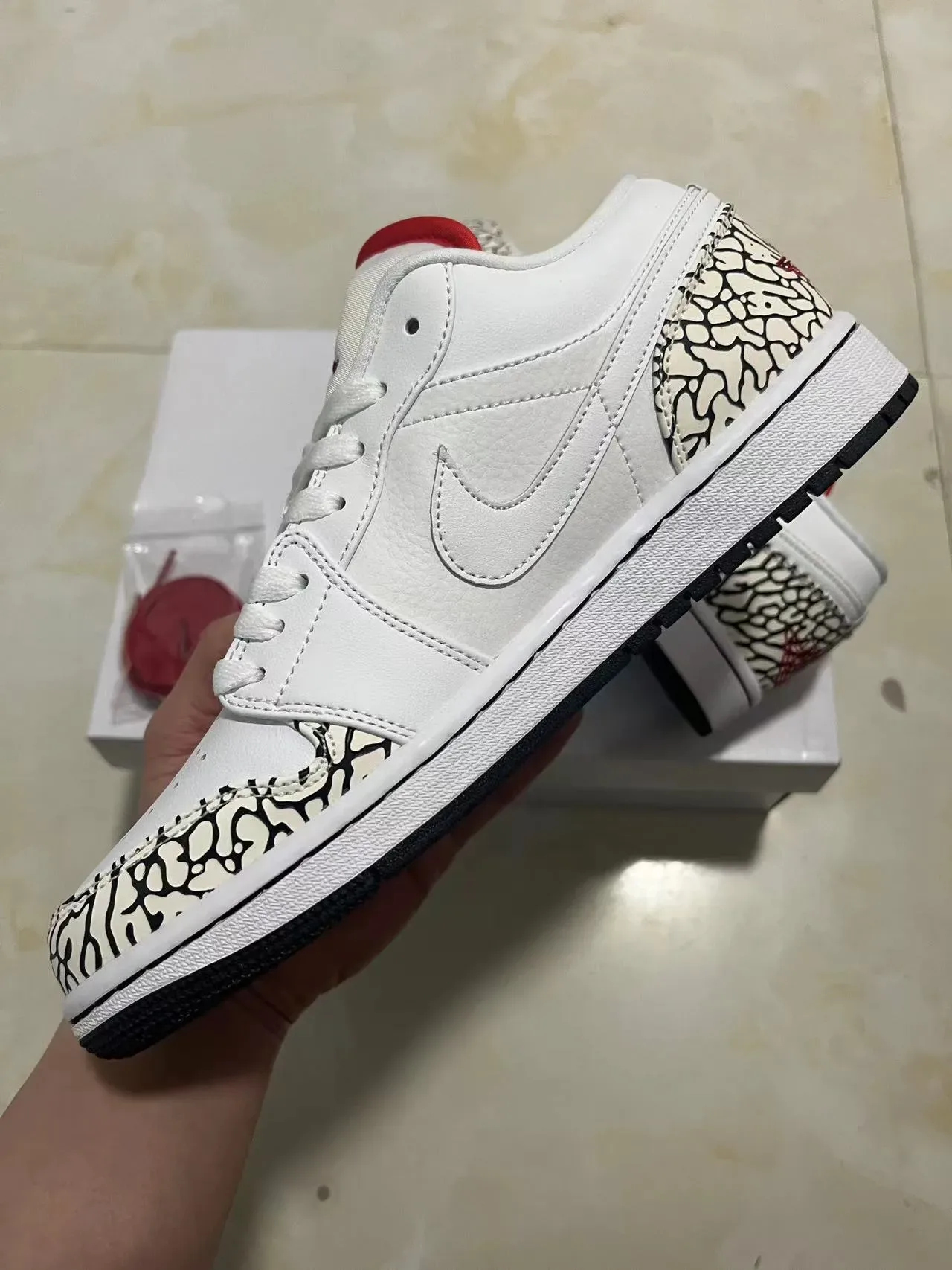 Air Jordan 1 Low Elephant Print Blanco Negro Rojo Zapatillas Lifestyle 5