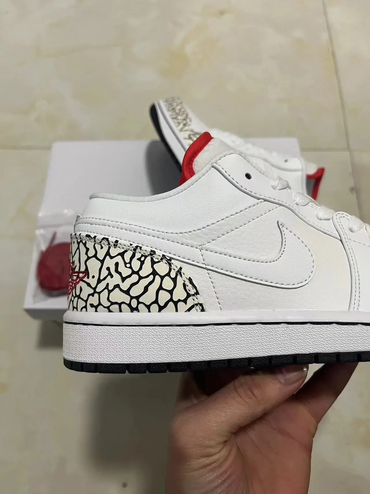 Air Jordan 1 Low Elephant Print Blanco Negro Rojo Zapatillas Lifestyle 7