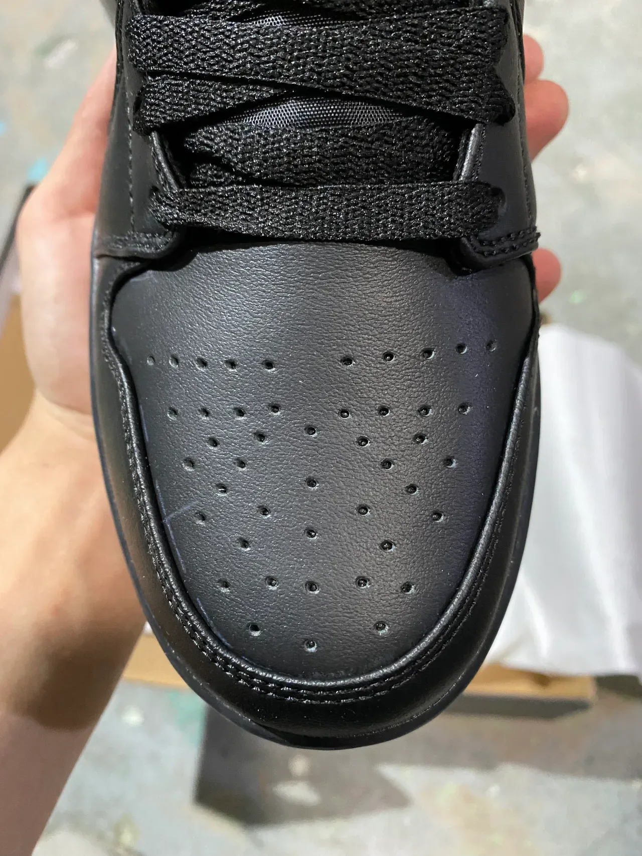 Air Jordan 1 全黑真皮高帮篮球鞋 3