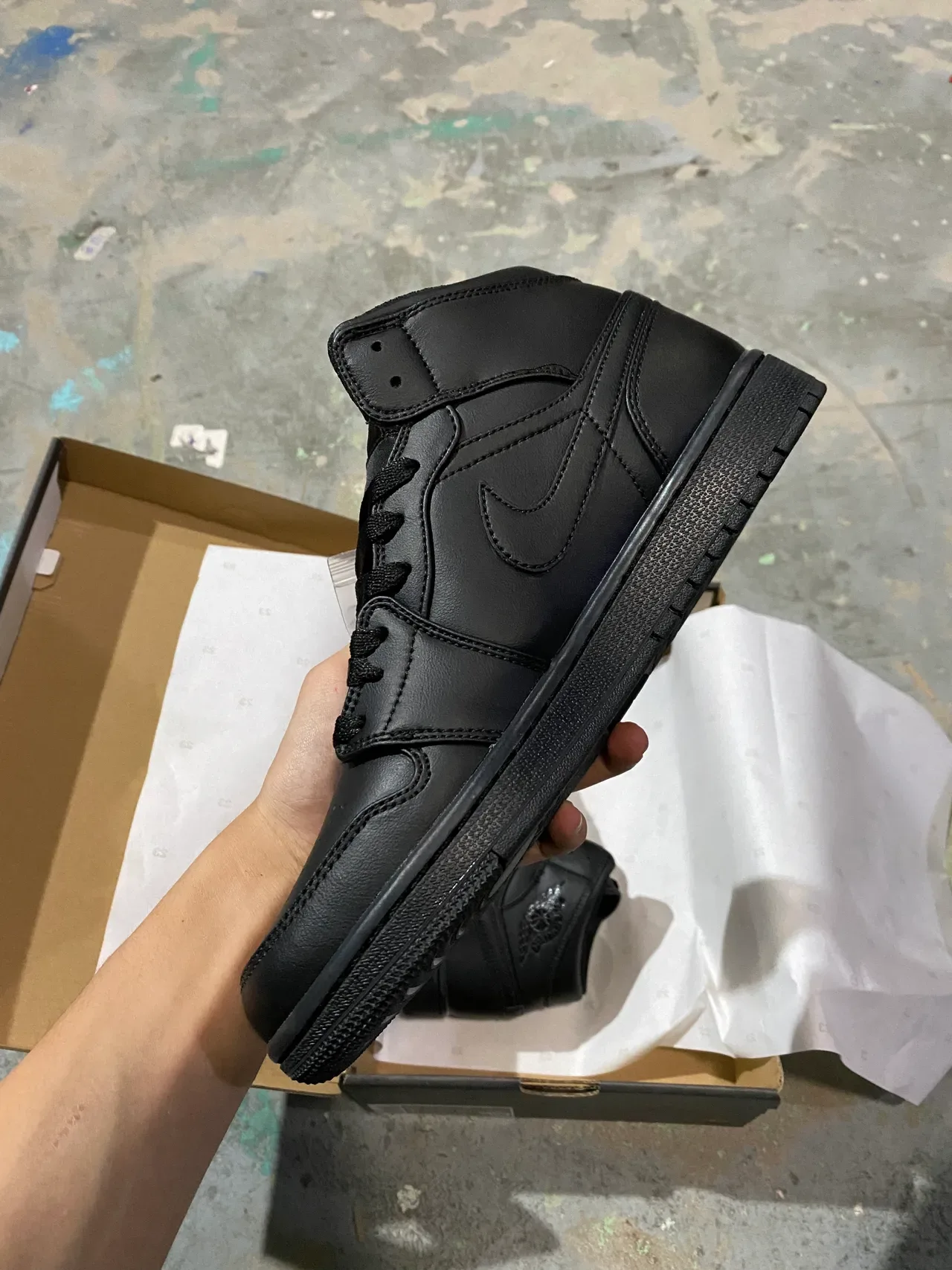 Air Jordan 1 全黑真皮高帮篮球鞋 4