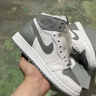 Tênis de basquete de couro branco e cinza Air Jordan 1