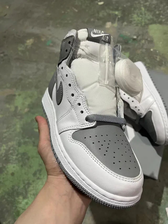 Tênis de basquete de couro branco e cinza Air Jordan 1 2