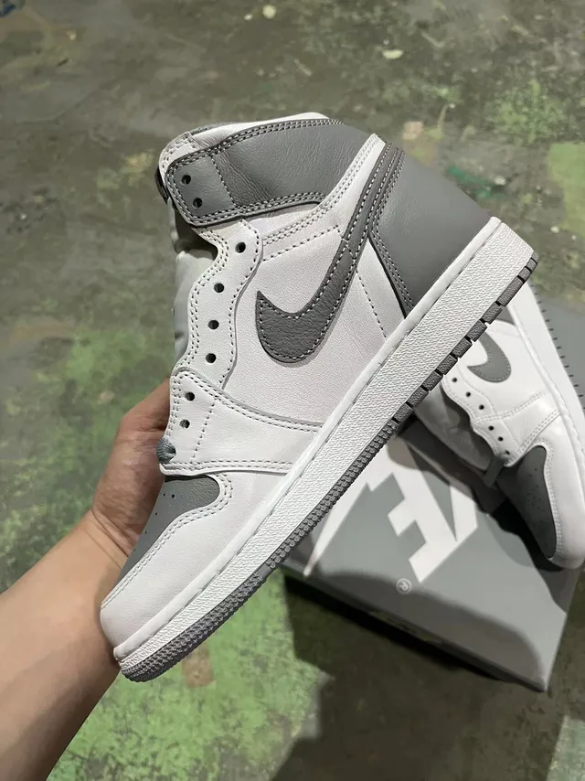 Tênis de basquete de couro branco e cinza Air Jordan 1 3