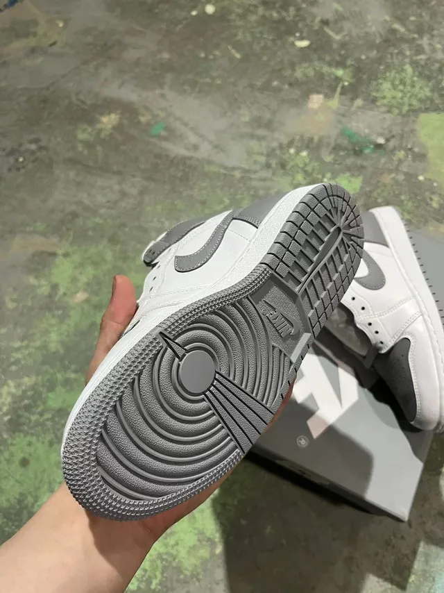Tênis de basquete de couro branco e cinza Air Jordan 1 4