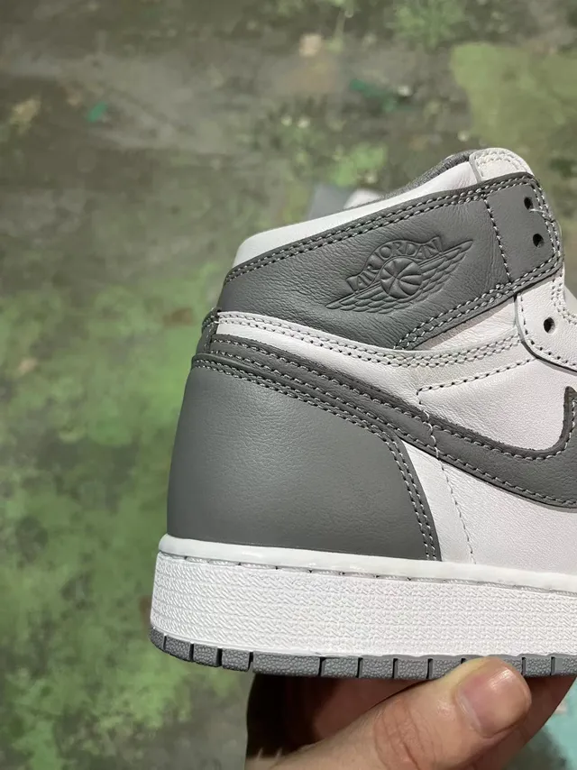 Tênis de basquete de couro branco e cinza Air Jordan 1 5
