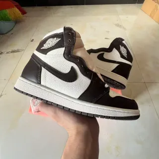 Tênis de basquete Air Jordan 1 cano alto com cabedal de couro branco e preto