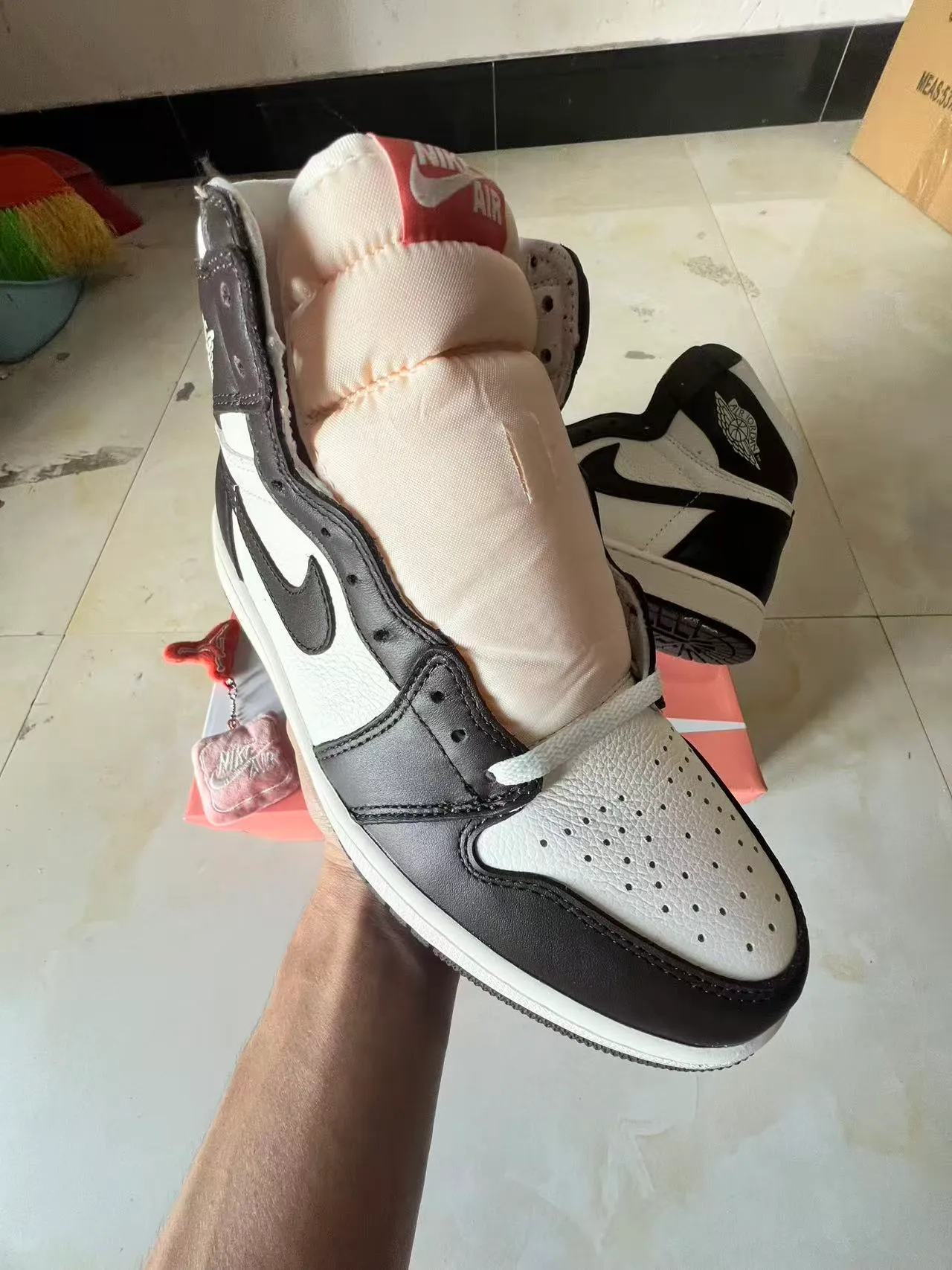 Tênis de basquete Air Jordan 1 cano alto com cabedal de couro branco e preto 2