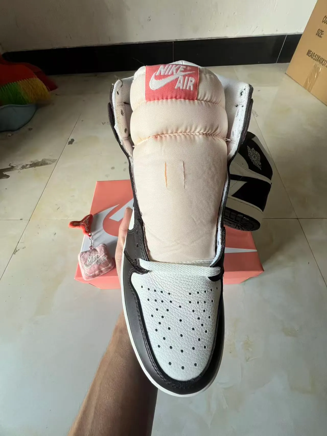 Tênis de basquete Air Jordan 1 cano alto com cabedal de couro branco e preto 3