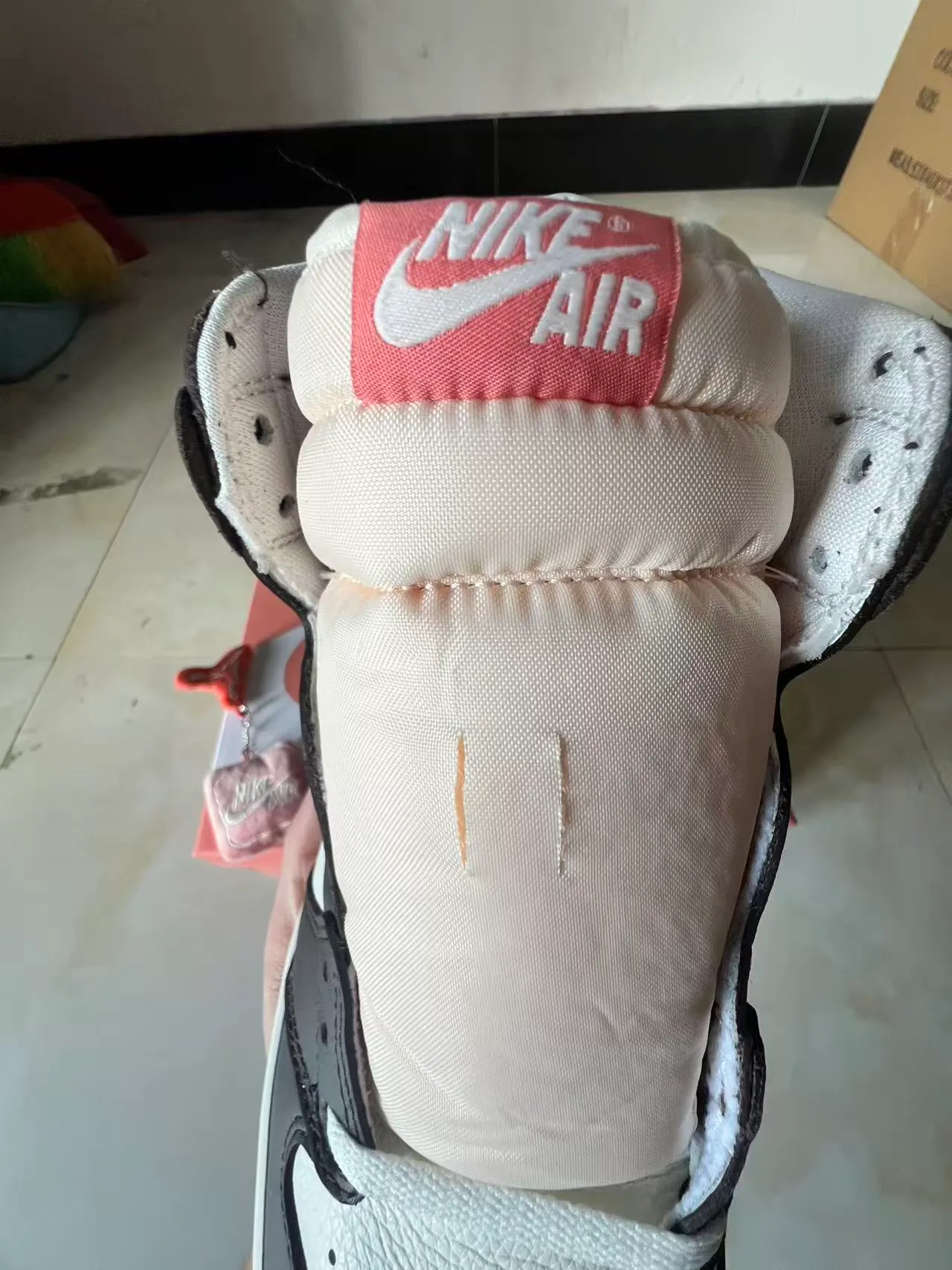 Tênis de basquete Air Jordan 1 cano alto com cabedal de couro branco e preto 4
