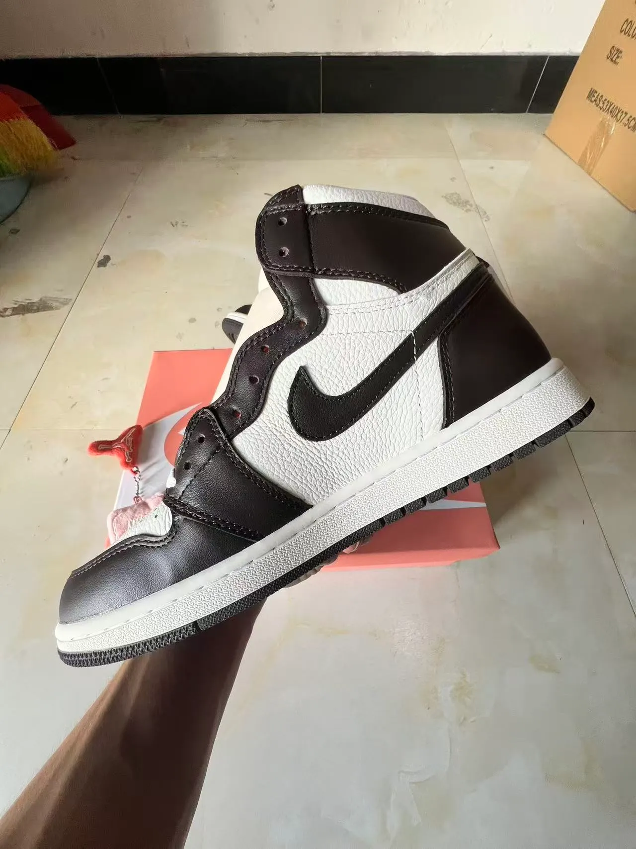 Tênis de basquete Air Jordan 1 cano alto com cabedal de couro branco e preto 5