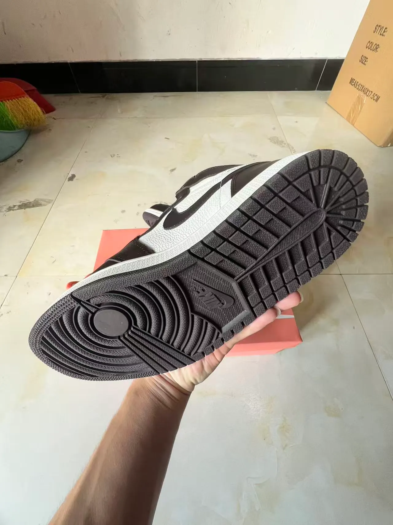 Tênis de basquete Air Jordan 1 cano alto com cabedal de couro branco e preto 6