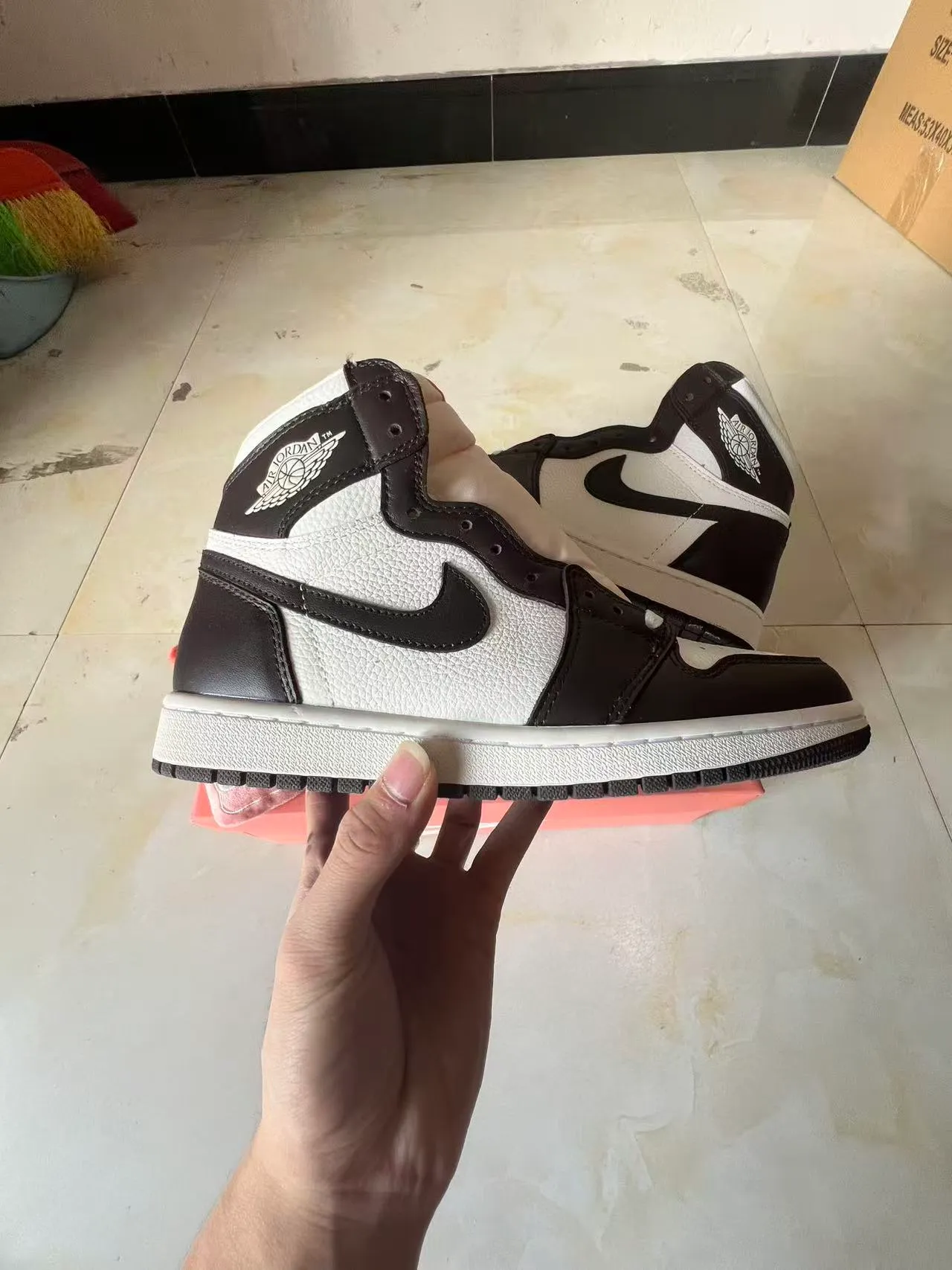 Tênis de basquete Air Jordan 1 cano alto com cabedal de couro branco e preto 7