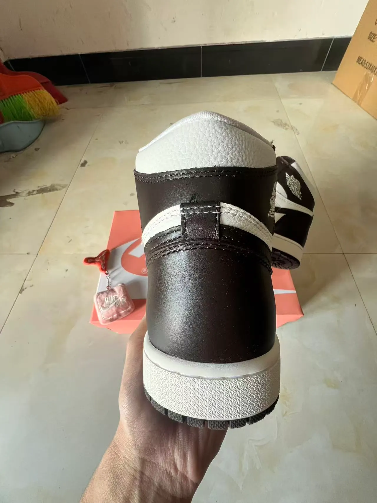 Tênis de basquete Air Jordan 1 cano alto com cabedal de couro branco e preto 8