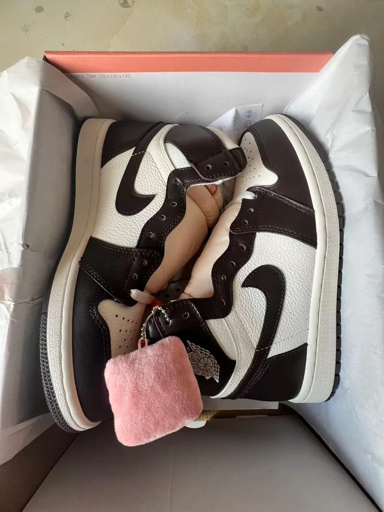 Tênis de basquete Air Jordan 1 cano alto com cabedal de couro branco e preto 9