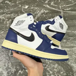 Tênis de basquete de cano alto com painéis de couro Air Jordan 1 branco e azul-marinho