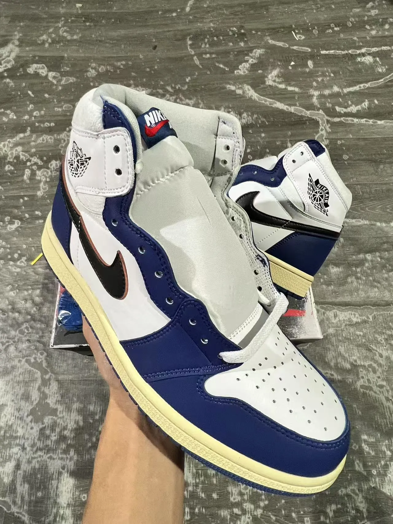 Tênis de basquete de cano alto com painéis de couro Air Jordan 1 branco e azul-marinho 2