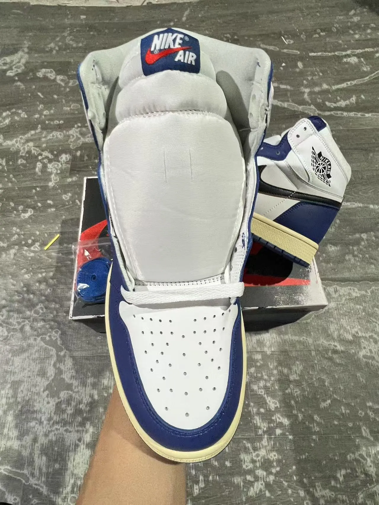 Tênis de basquete de cano alto com painéis de couro Air Jordan 1 branco e azul-marinho 3