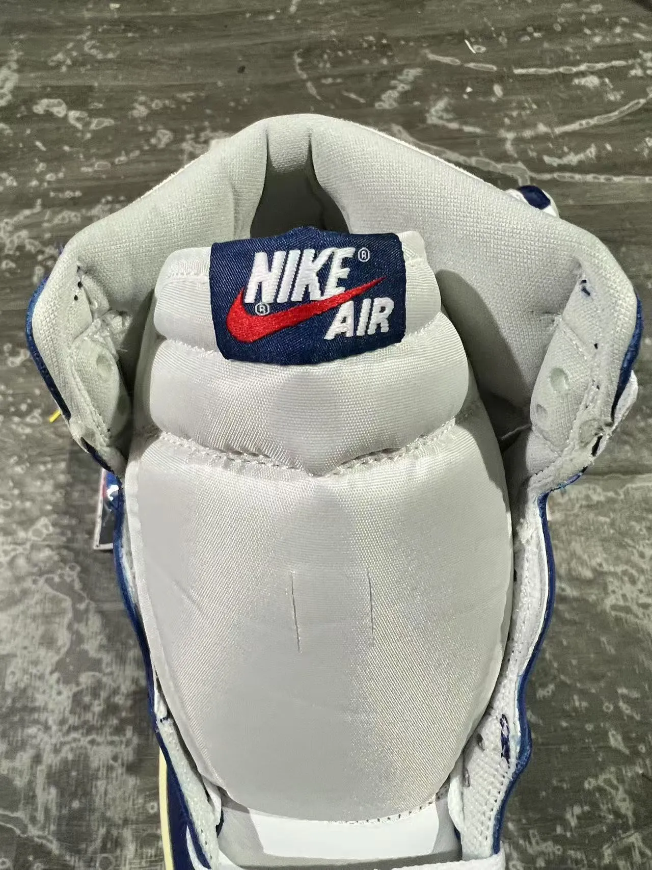 Tênis de basquete de cano alto com painéis de couro Air Jordan 1 branco e azul-marinho 4