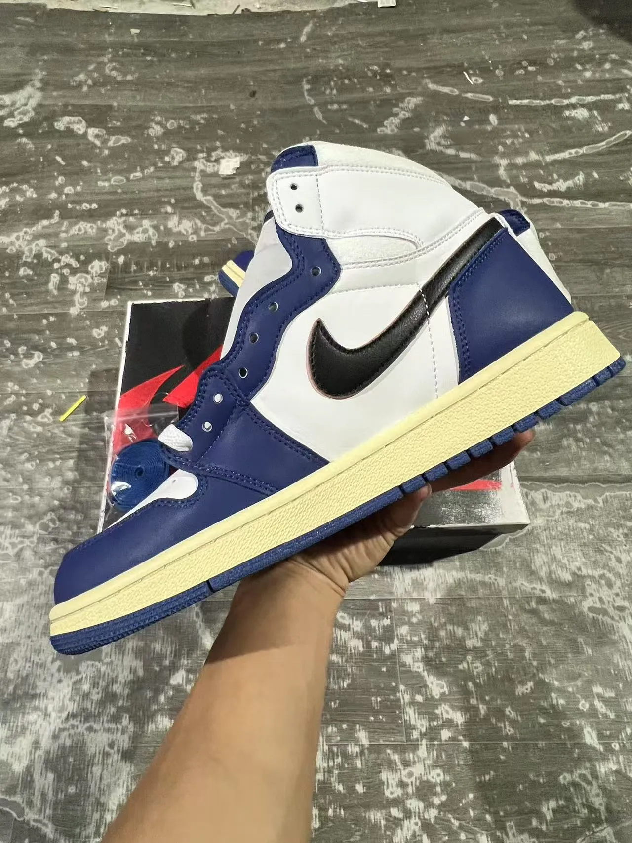 Tênis de basquete de cano alto com painéis de couro Air Jordan 1 branco e azul-marinho 5