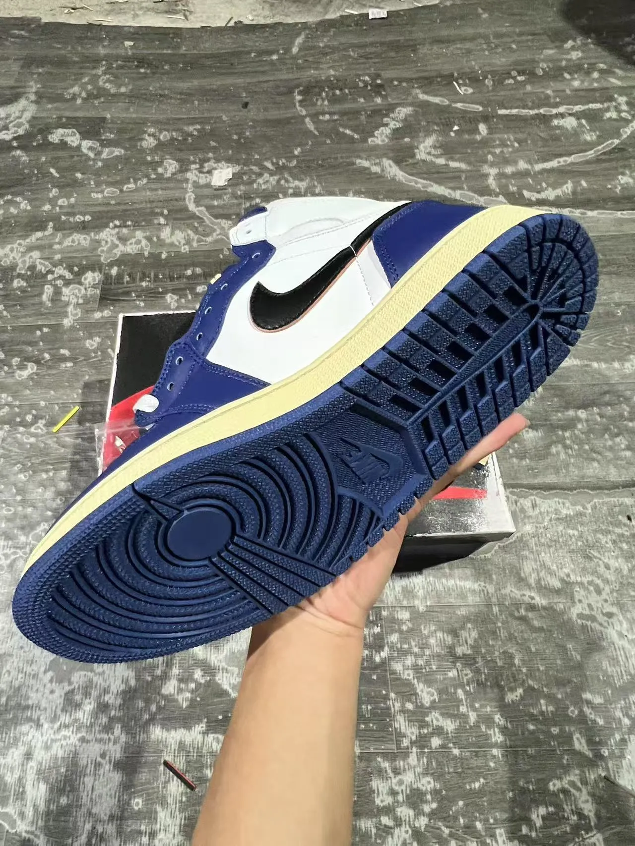 Tênis de basquete de cano alto com painéis de couro Air Jordan 1 branco e azul-marinho 6