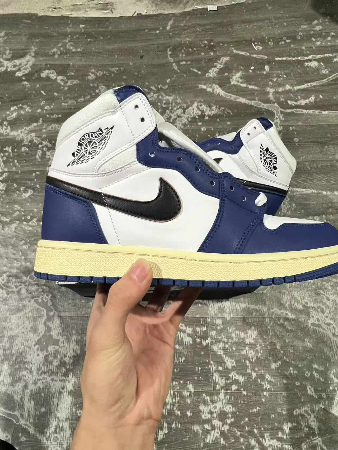 Tênis de basquete de cano alto com painéis de couro Air Jordan 1 branco e azul-marinho 7