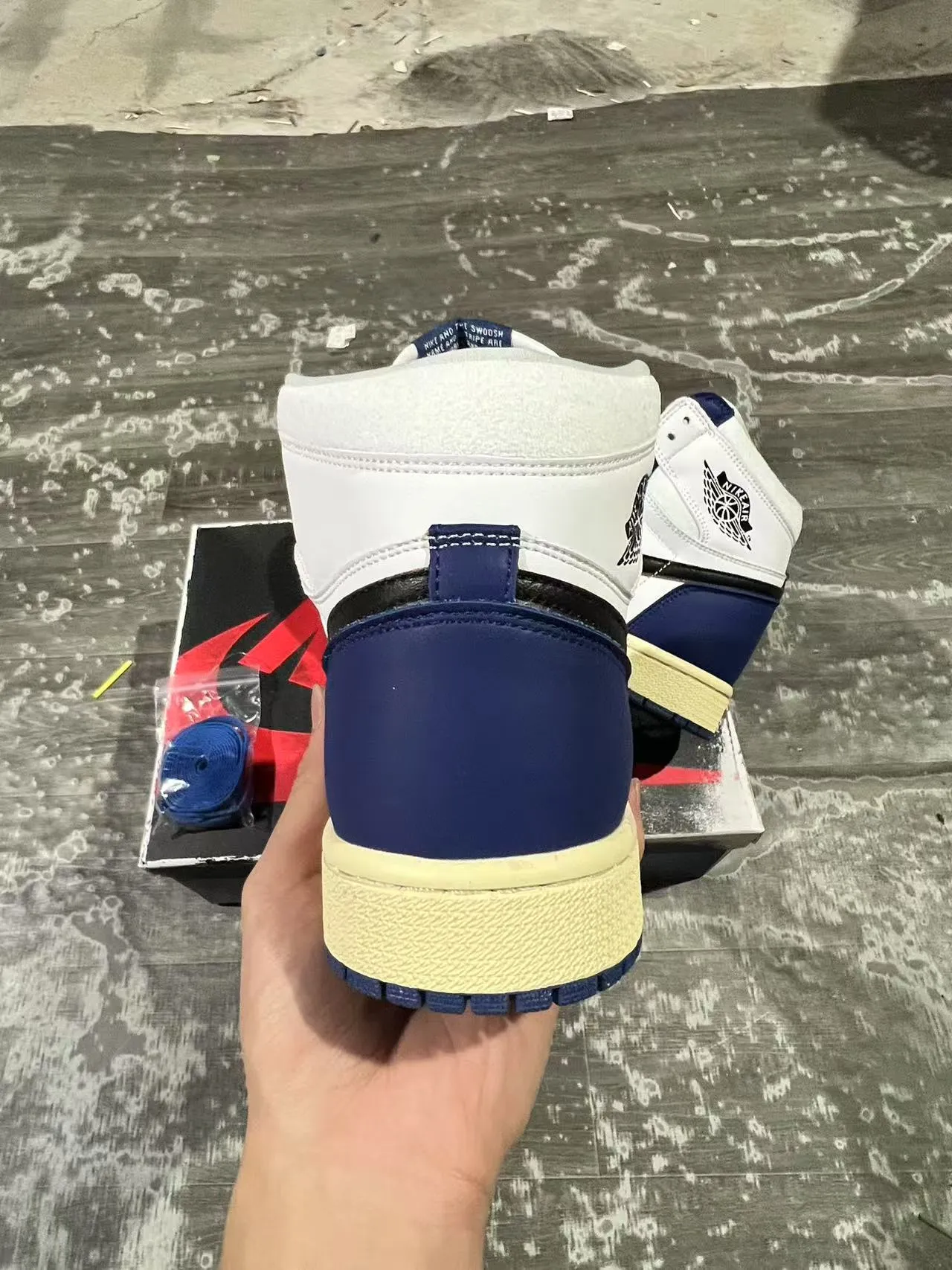 Tênis de basquete de cano alto com painéis de couro Air Jordan 1 branco e azul-marinho 8