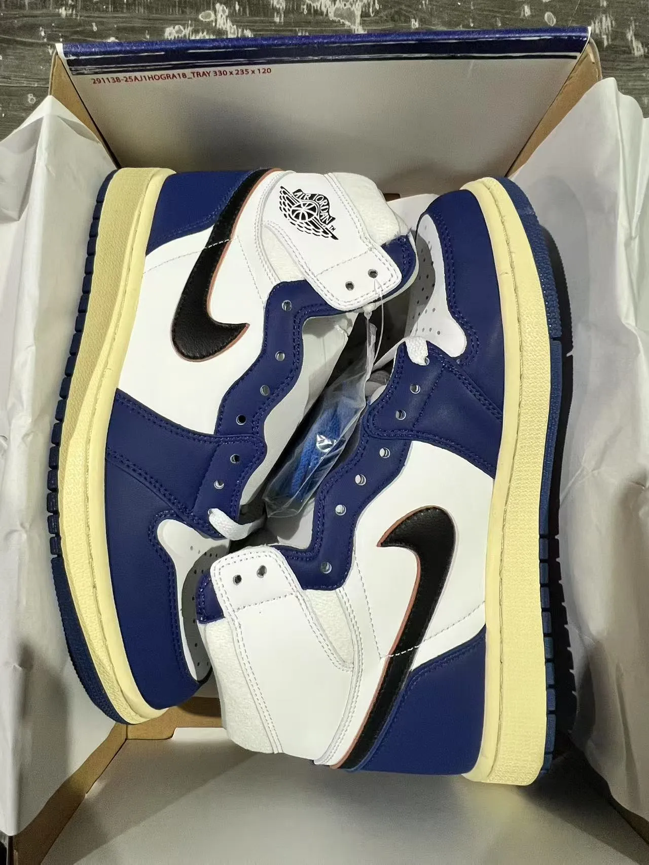 Tênis de basquete de cano alto com painéis de couro Air Jordan 1 branco e azul-marinho 9