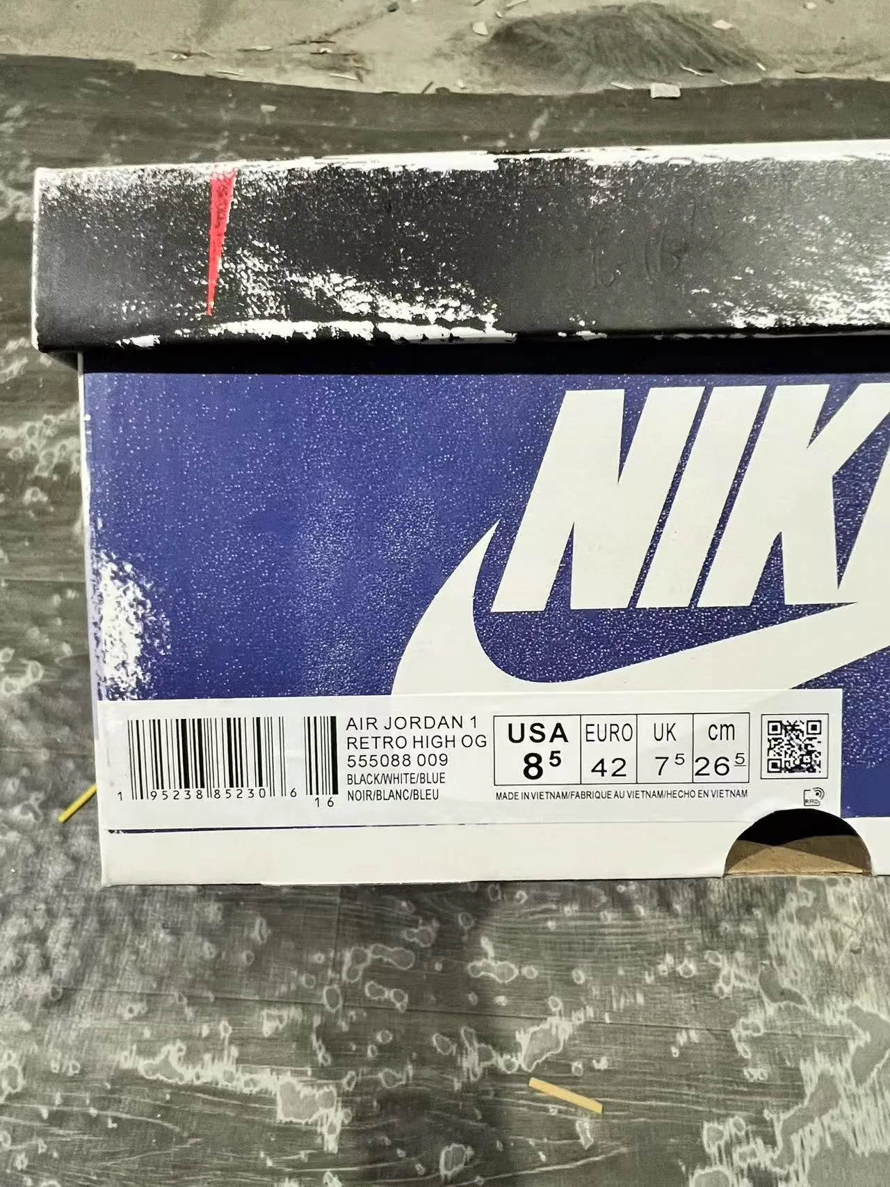 Tênis de basquete de cano alto com painéis de couro Air Jordan 1 branco e azul-marinho 10