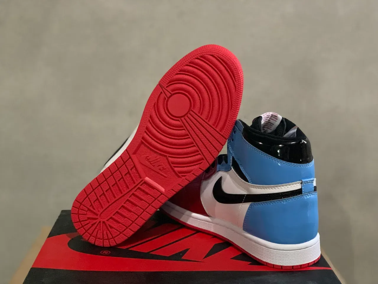 Air Jordan 1 Blanc Rouge Hautes Cuir Patenté Chaussures de Basket 2