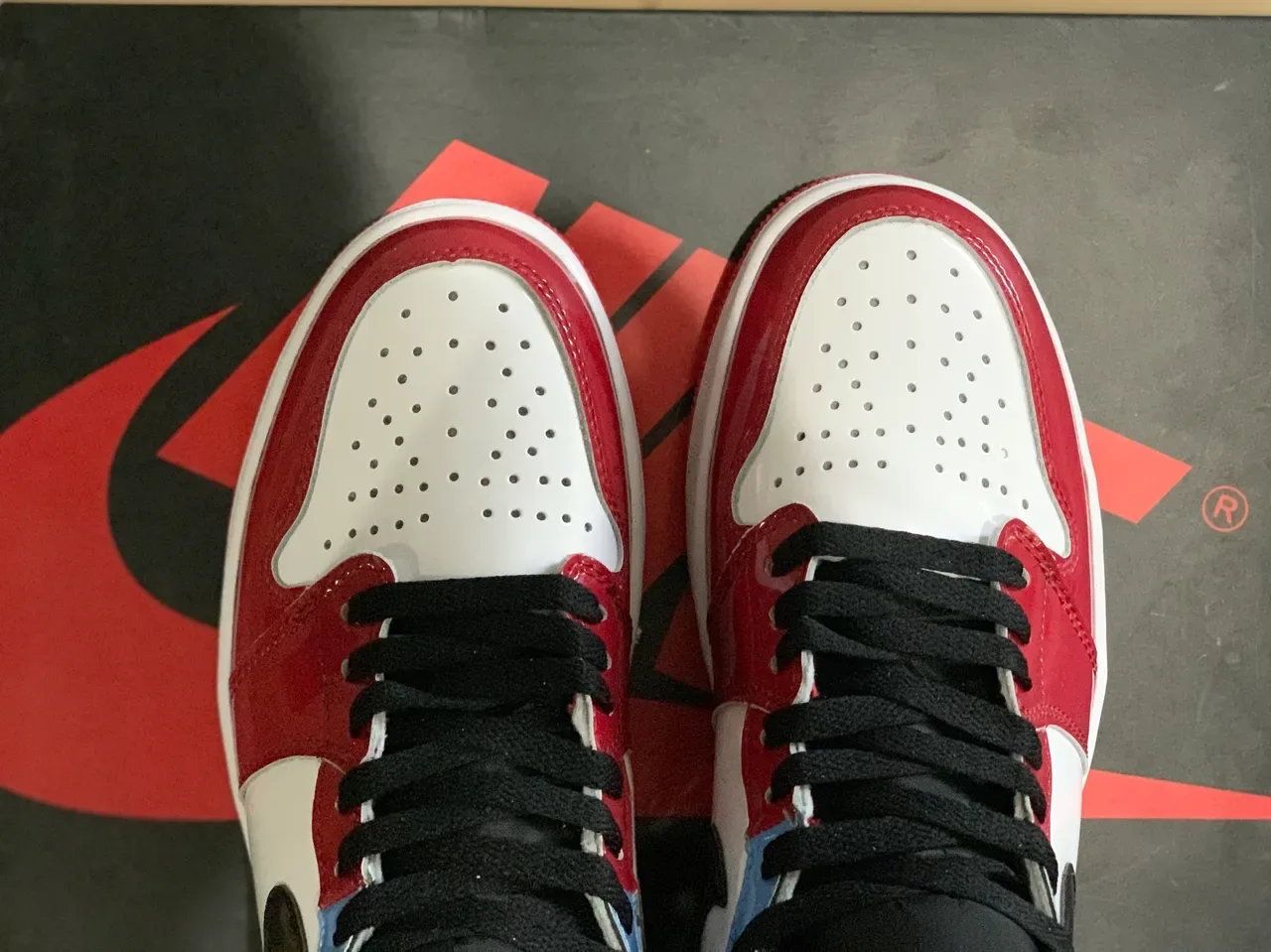 Air Jordan 1 Blanc Rouge Hautes Cuir Patenté Chaussures de Basket 4