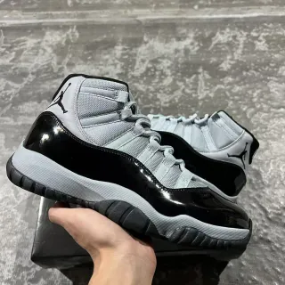 Zapatillas de baloncesto de caña alta Air Jordan 11 en negro y gris con guardabarros de charol