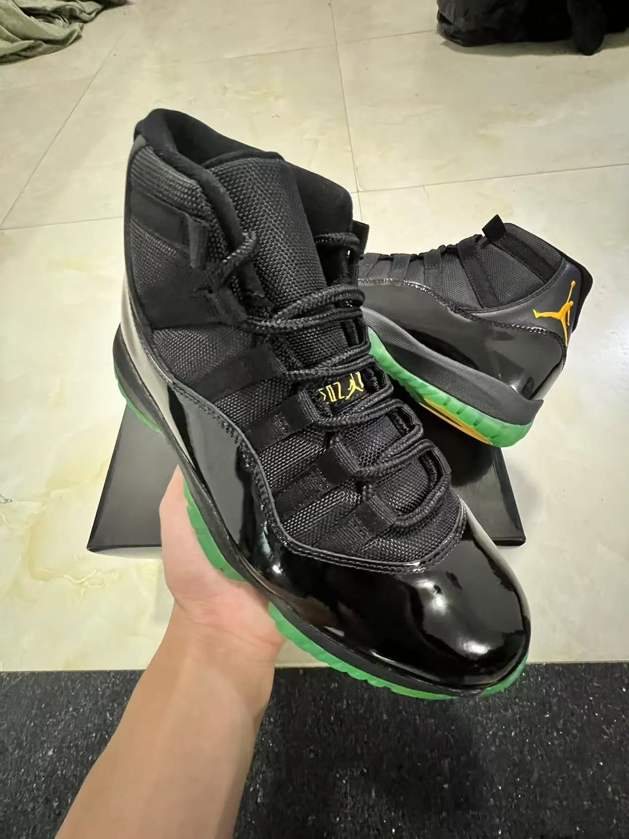 Chaussures de basketball Air Jordan 11 noir vert or 2