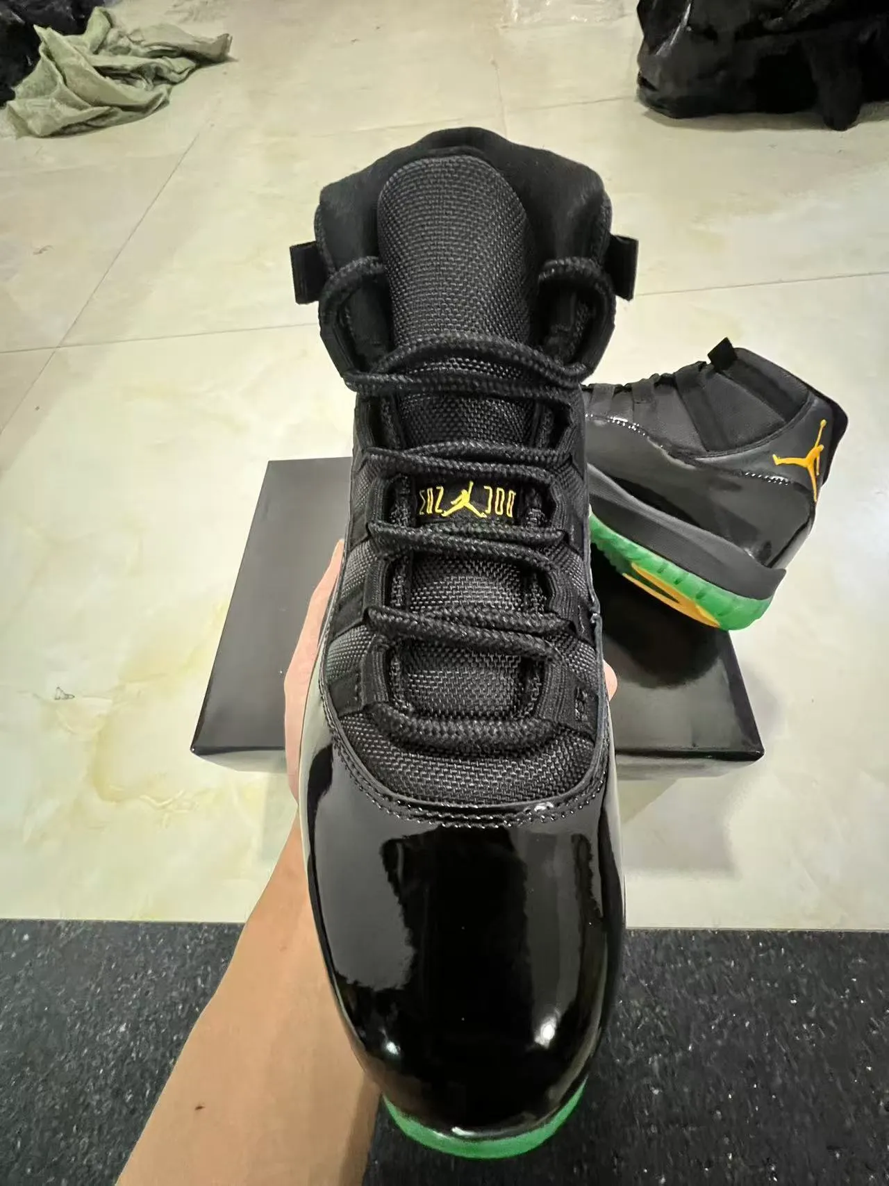 Chaussures de basketball Air Jordan 11 noir vert or 3
