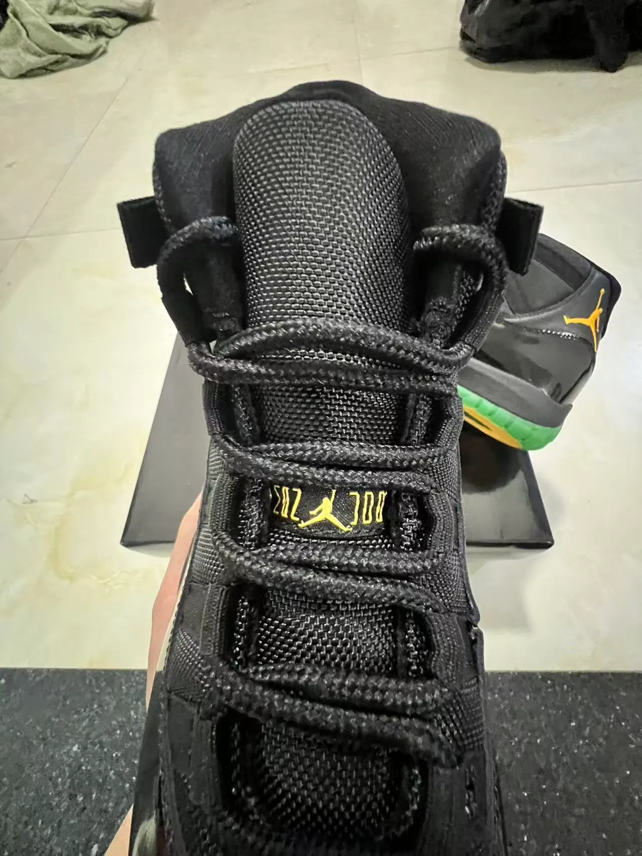 Chaussures de basketball Air Jordan 11 noir vert or 4