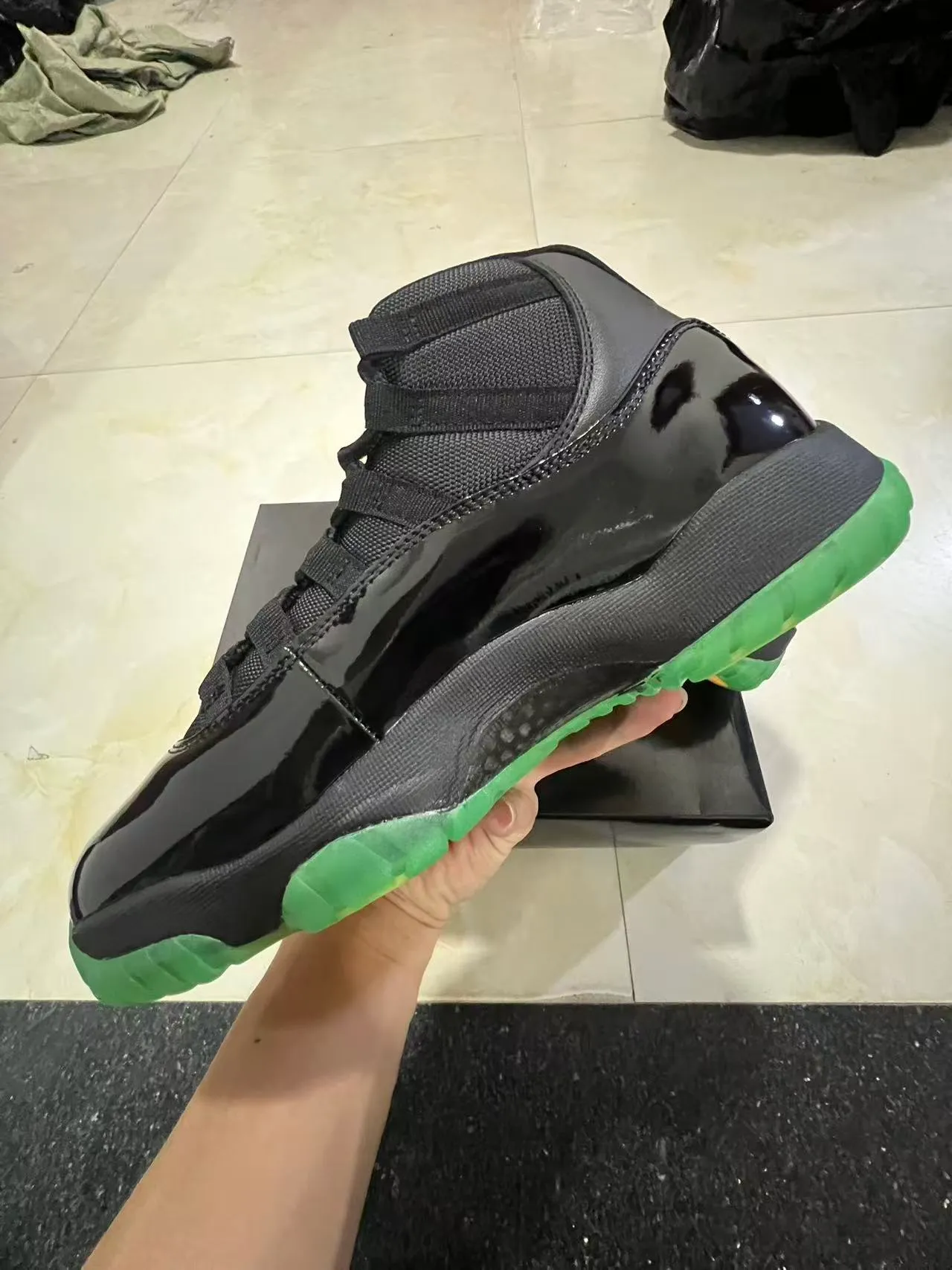 Chaussures de basketball Air Jordan 11 noir vert or 5