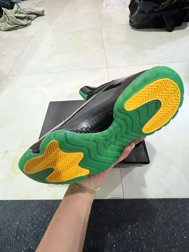 Chaussures de basketball Air Jordan 11 noir vert or 6
