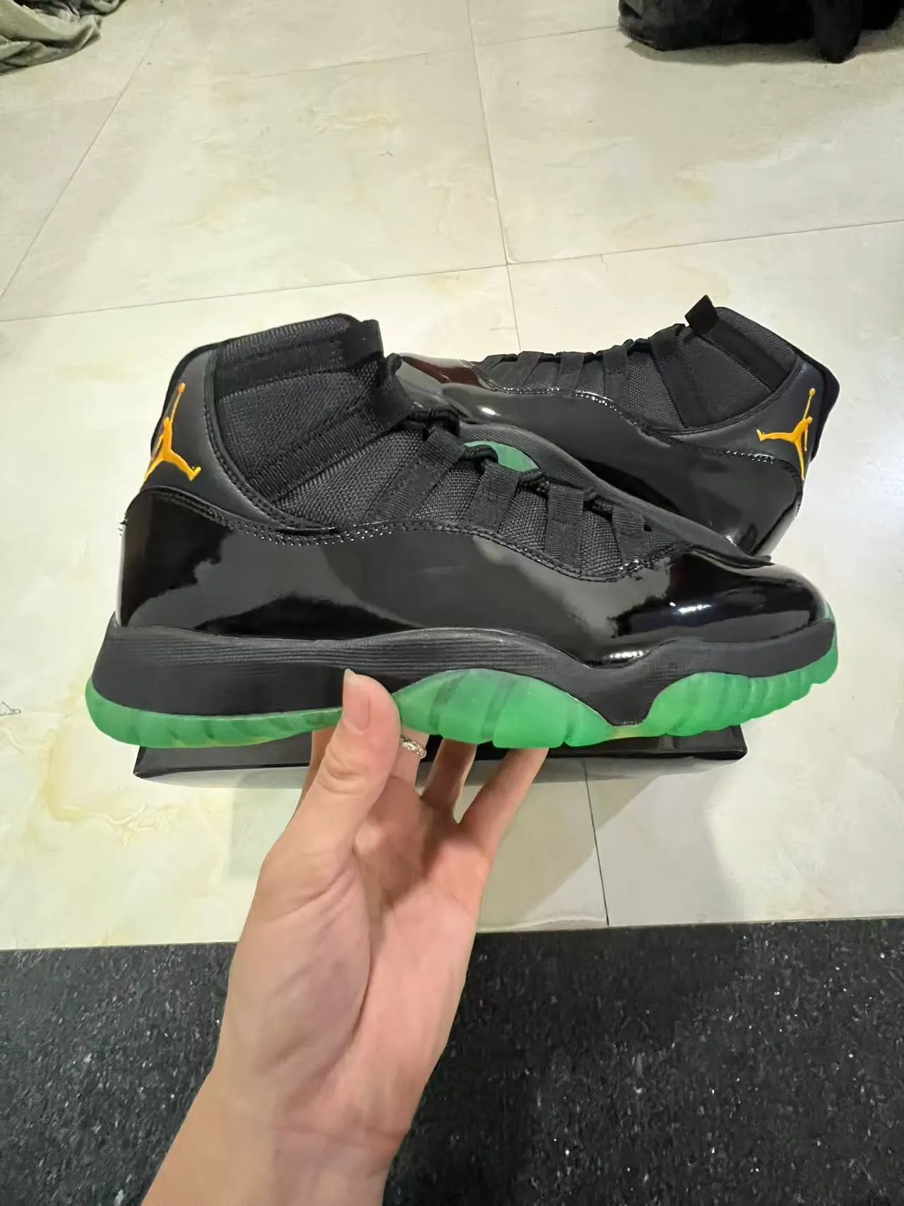 Chaussures de basketball Air Jordan 11 noir vert or 7