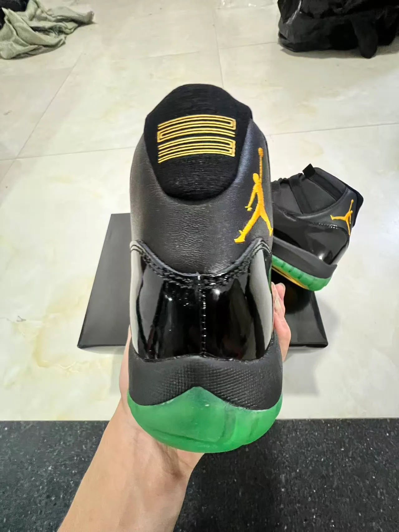 Chaussures de basketball Air Jordan 11 noir vert or 8