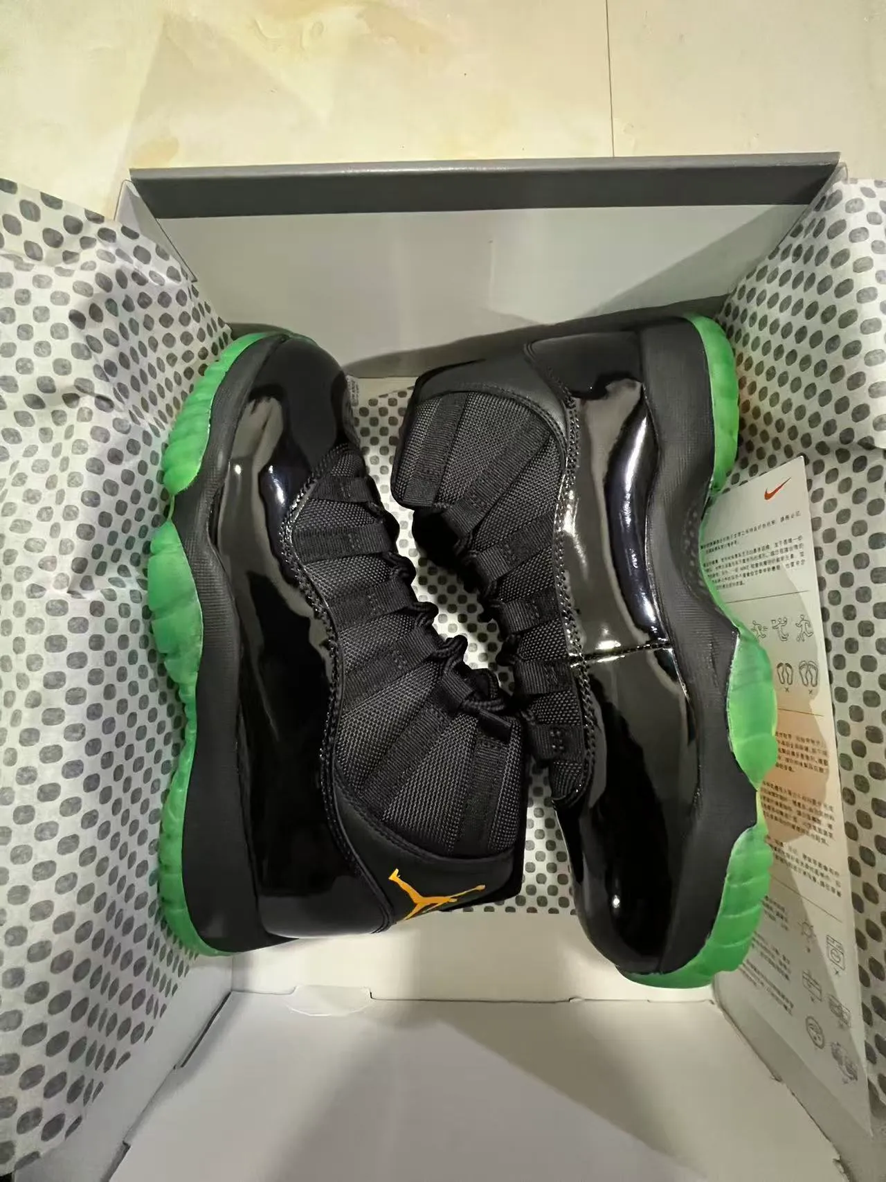 Chaussures de basketball Air Jordan 11 noir vert or 9