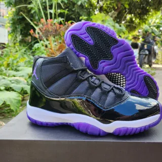 Air Jordan 11 Tênis de basquete em couro envernizado preto e roxo