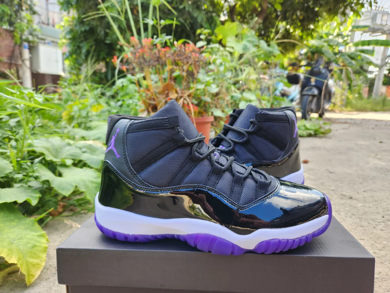 Air Jordan 11 Tênis de basquete em couro envernizado preto e roxo 2