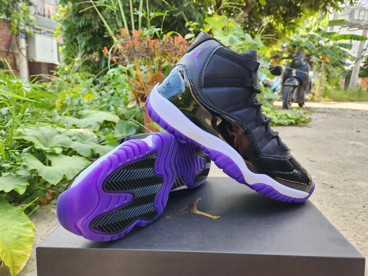 Air Jordan 11 Tênis de basquete em couro envernizado preto e roxo 3