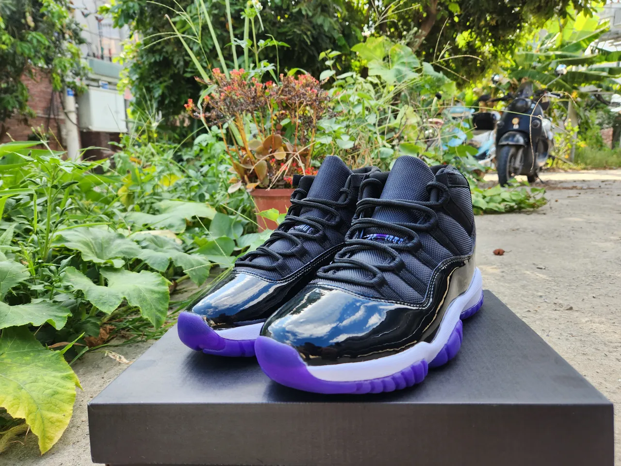 Air Jordan 11 Tênis de basquete em couro envernizado preto e roxo 4